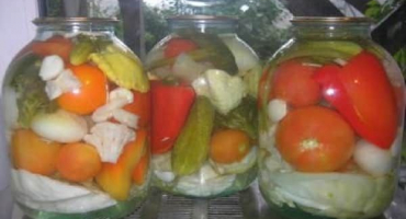 Jak uvařit „zeleninovou zahrádku ve sklenici“ s rajčaty, zelím, paprikou a mrkví bez sterilizace na zimu